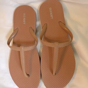 Old Navy tan flip flops size 9